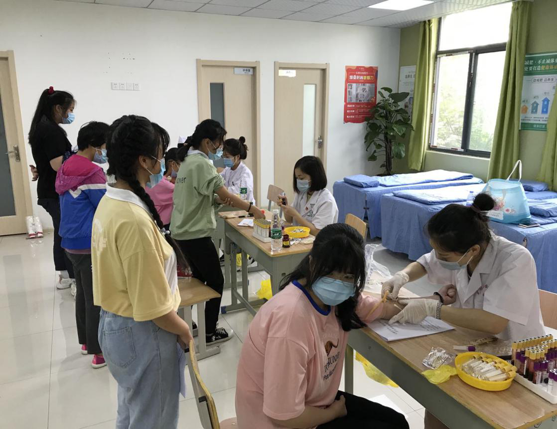 (图为学生抽血现场)